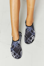 Load image into Gallery viewer, MMshoes On The Shore Water Shoes in Black Pattern