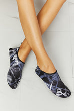 Load image into Gallery viewer, MMshoes On The Shore Water Shoes in Black Pattern